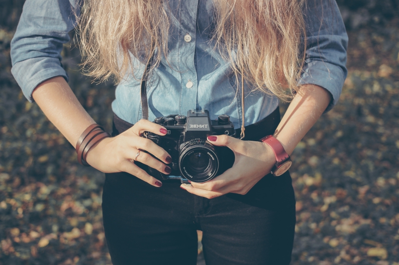 photographe-PONTEVES-min_hand-person-girl-woman-camera-photography-614-pxhere.com